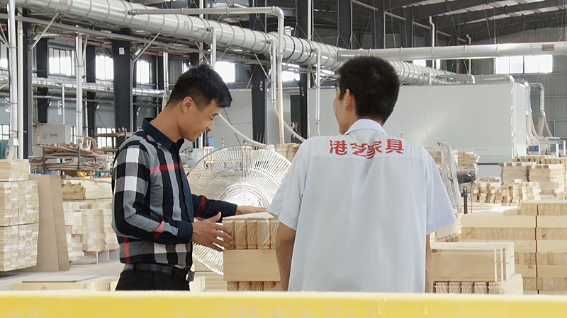 【落实"三个推进年"】港艺家具:首批入园 率先投产